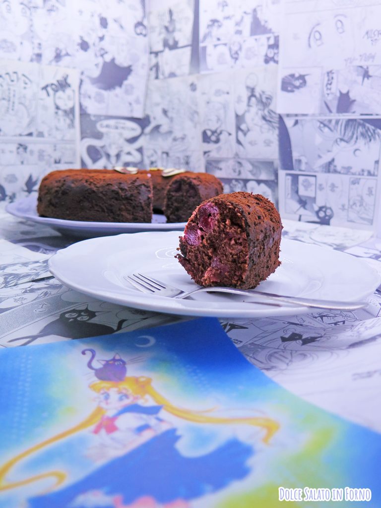 Fetta di torta al cioccolato e ciliegie a forma del gatto Luna di Sailor Moon