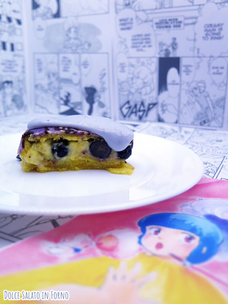 fetta torta ai mirtilli e crema pasticcera a forma de l'incantevole Creamy Mami