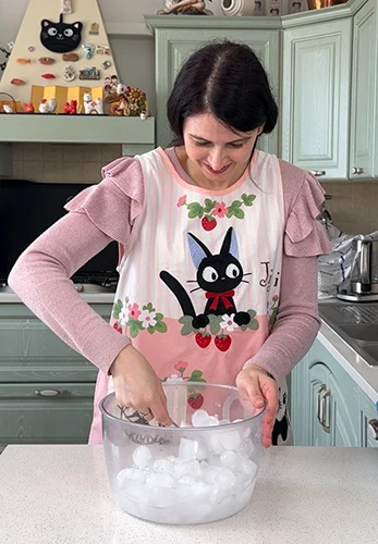 Creazione di una gelatiera con sale, ghiaccio e acqua