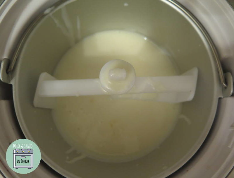Gelato alla panna con gelatiera