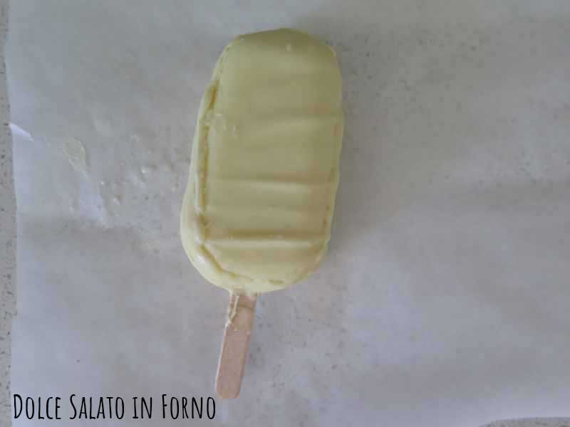 Gelato panna ricoperto cioccolato bianco