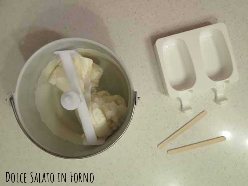 Gelato alla panna su stecco