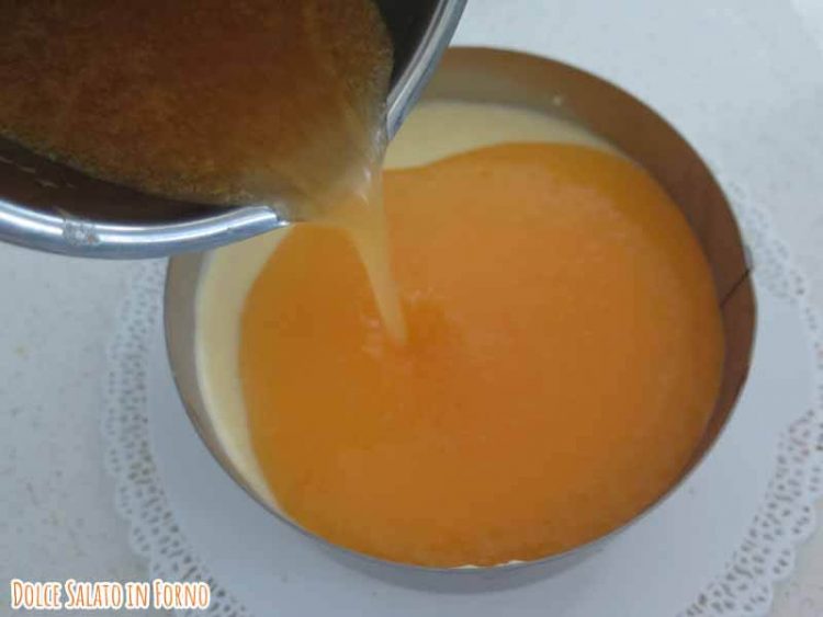 versa gelee di melone sulla cheesecake