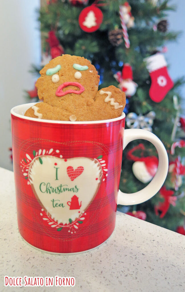 gingerbread biscotto Gingy Shrek che sta affogando in una tazza