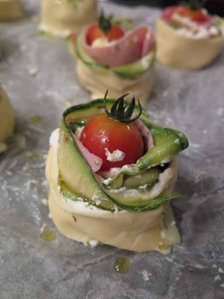 girella di sfoglia salata con pomodorini, zucchine e cotto