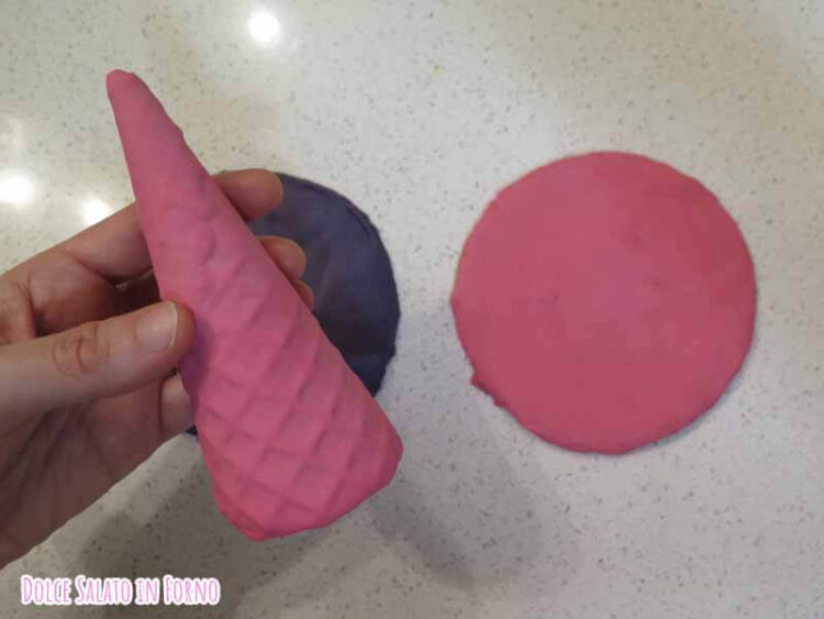 cono gelato glassato di rosa