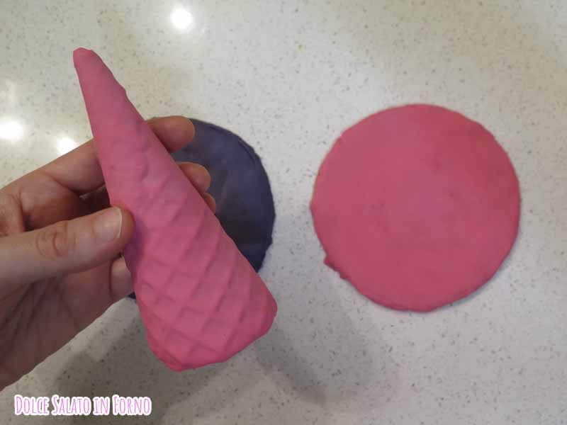 cono gelato glassato di rosa