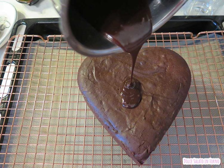 Glassa la torta al cioccolato a forma di cuore