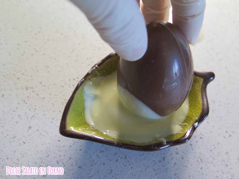 Immergi ovetto kinder nel cioccolato bianco