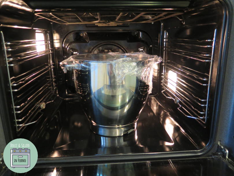 Far lievitare il danubio dolce in forno spento con luce accesa coperto da pellicola trasparente