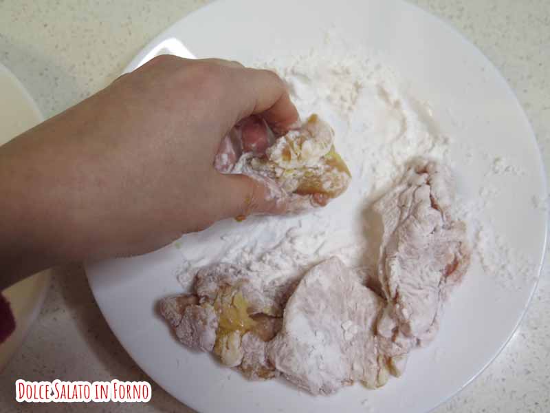 Cospargi pollo con fecola di patate