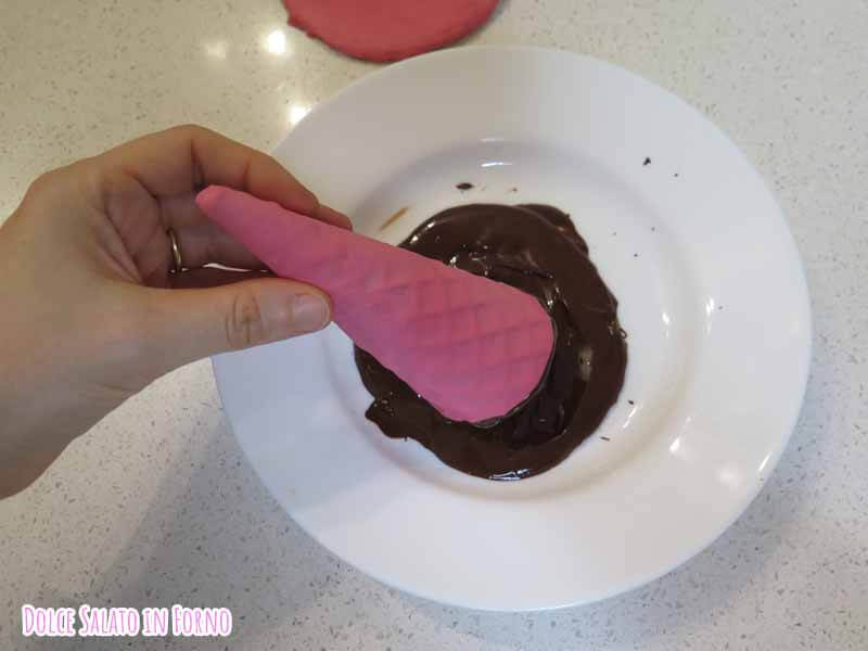 intingi bordi cono nel cioccolato fondente