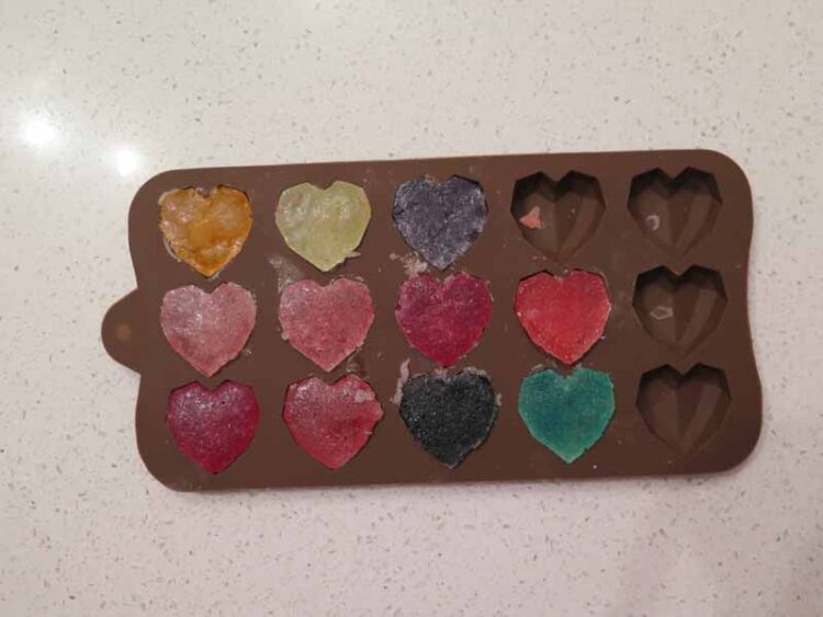 kohakuto colorati a forma di cuore