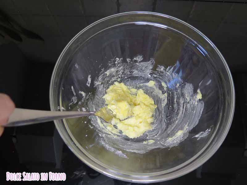 lavora burro e zucchero con una forchetta