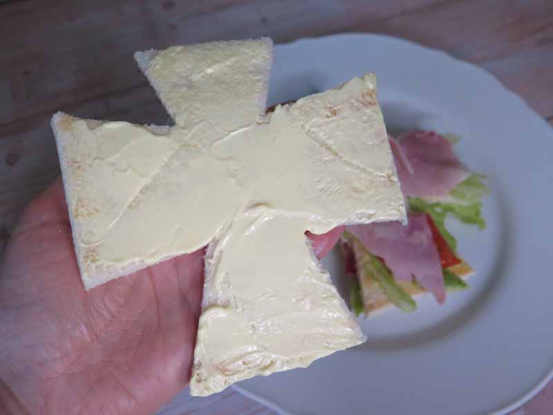 fetta di pane spalmata con maionese