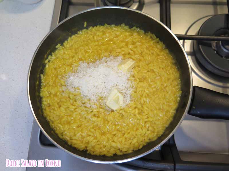 Manteca il risotto con parmigiano e burro