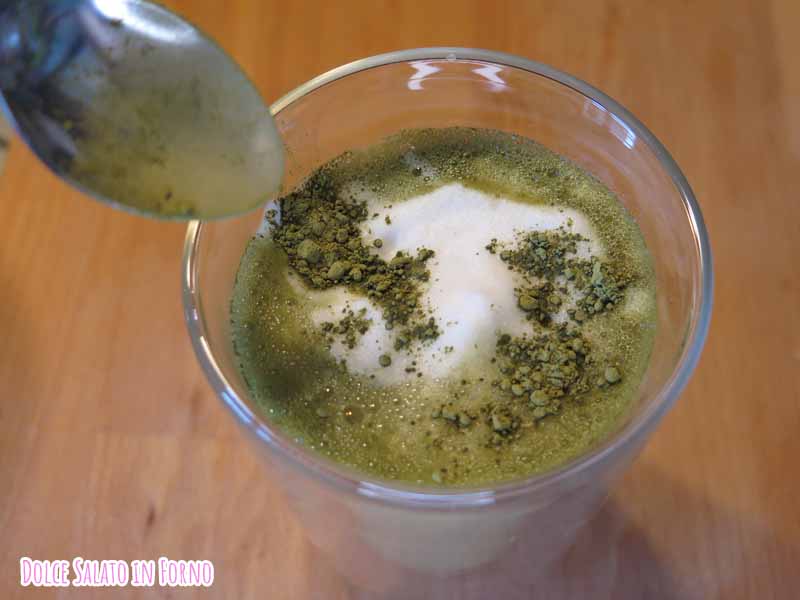 Matcha latte spolverizzato