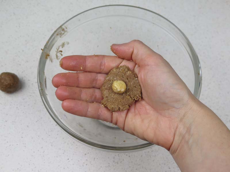nocciola dentro cioccolatino