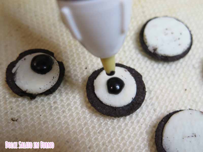 Occhi fatti con i mini oreo