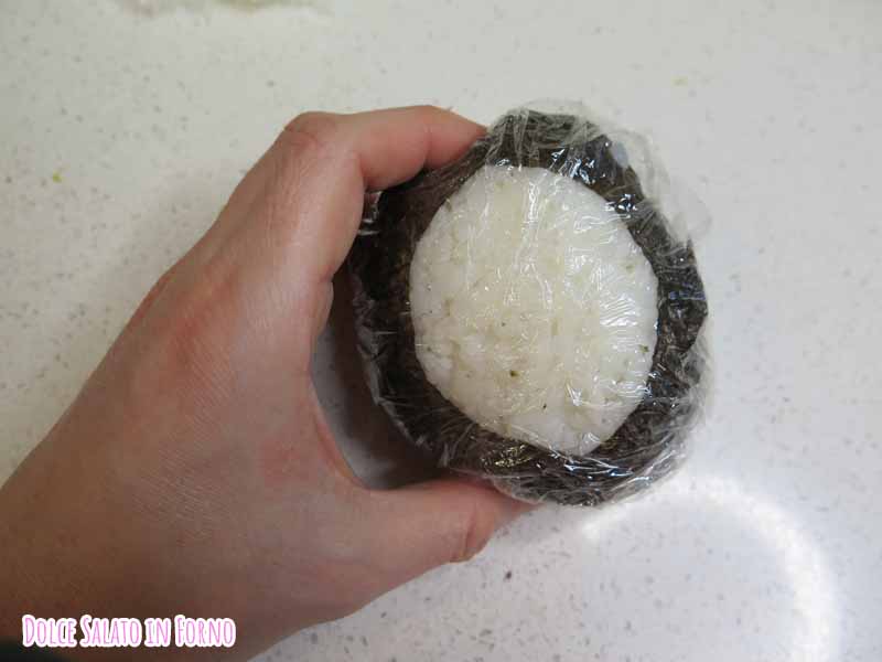 onigiri avvolto dall'alga nori