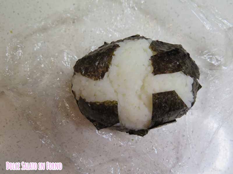 onigiri avvolto dall'alga nori