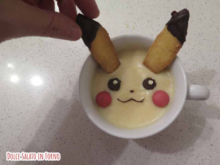 Disponi le orecchie biscotto nella cioccolata in tazza a forma di Pikachu