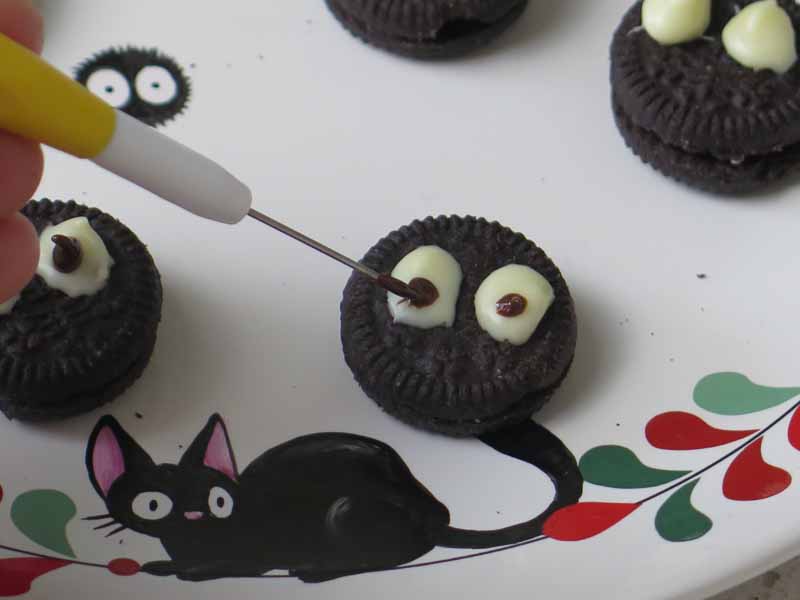 Disegna le pupille ai susuwatari con il cioccolato