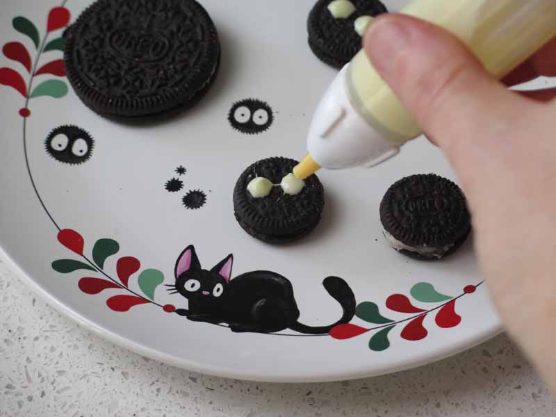 Disegna gli occhi ai susuwatari con il cioccolato bianco