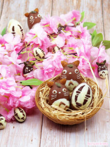 ovetto di cioccolato di Pasqua a forma di Totoro e Kaonashi