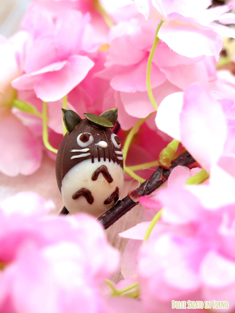 ovetto di cioccolato di Pasqua a forma di Totoro