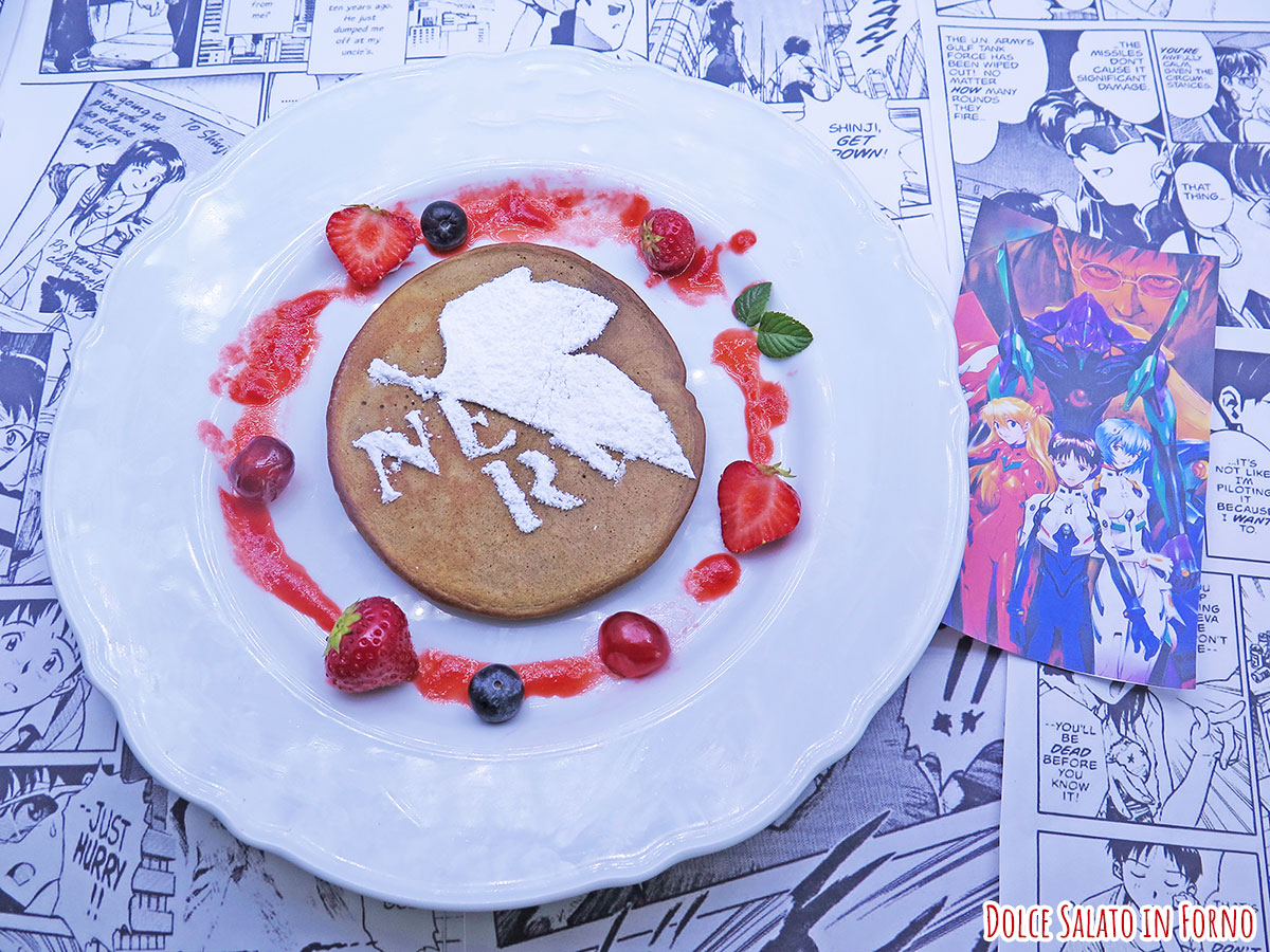 Pancake al caffè con il logo della Nerv di Evangelion