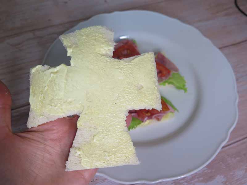 fetta di pane spalmata con maionese