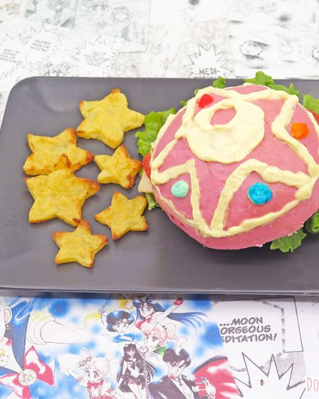 panino da hamburger alla barbabietola e latte a forma di cristallo d'argento di Sailor Moon