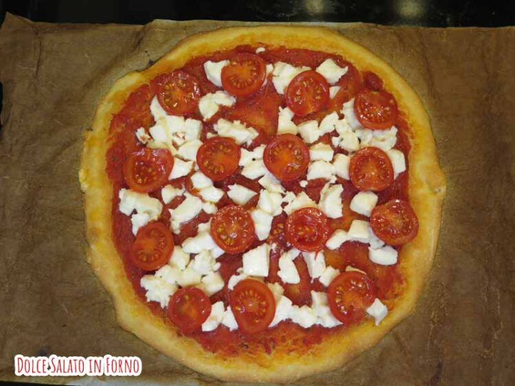 condire pizza con mozzarella e pomodorini
