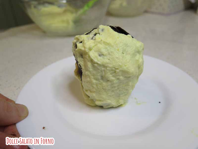 Ricopri il muffin con la mousse