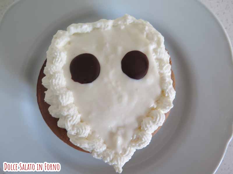 Faccia angelo Sachiel Evangelion con panna, cioccolato e crema di latte e miele
