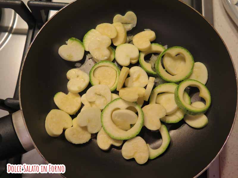 salta zucchine a cuoricino in padella