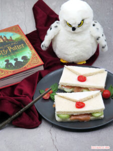 Sandwich al salmone e cetriolo a forma di lettera di Hogwarts di Harry Potter