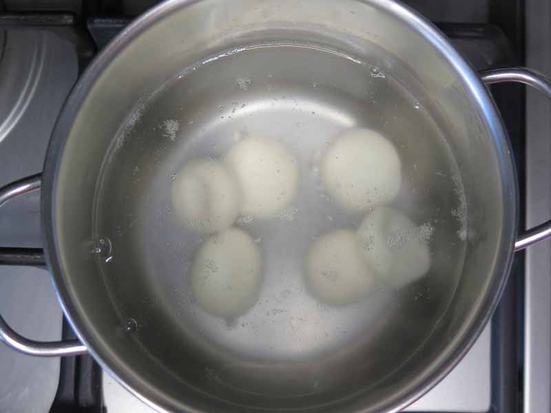 shiratama dango in acqua bollente