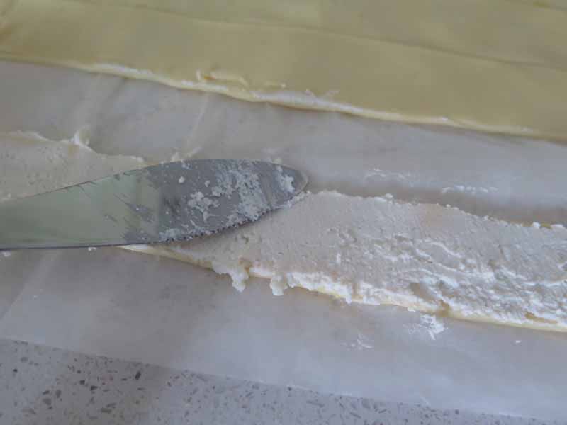 spalma la sfoglia con ricotta