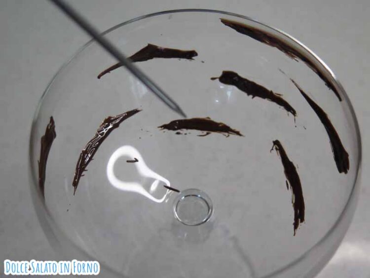 Strisce di cioccolato nel bicchiere