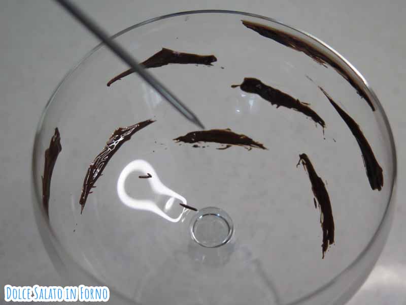 Strisce di cioccolato nel bicchiere