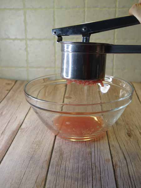strizza succo anguria con schiacciapatate