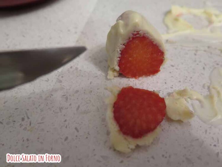 taglia fragole ricoperte cioccolato bianco