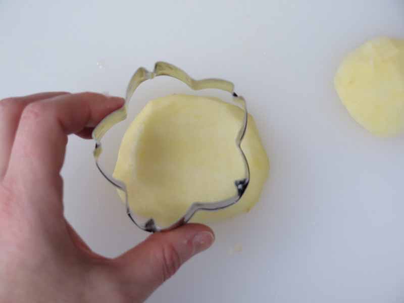 intaglia la mela con il taglia biscotti a forma di sakura