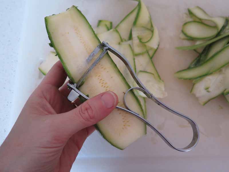taglia zucchine con il pela patate