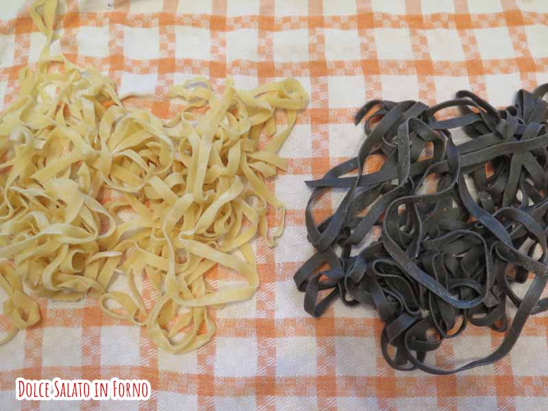 tagliatelle nere e bianche fatte in casa