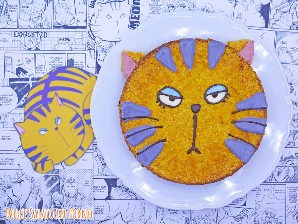 Torta alle carote, mandorle e cocco senza glutine a forma del gatto Giuliano di Kiss me Licia