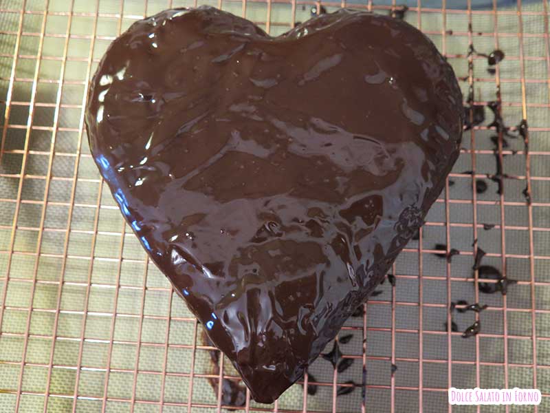 Torta al cioccolato a forma di cuore con ganache fondente