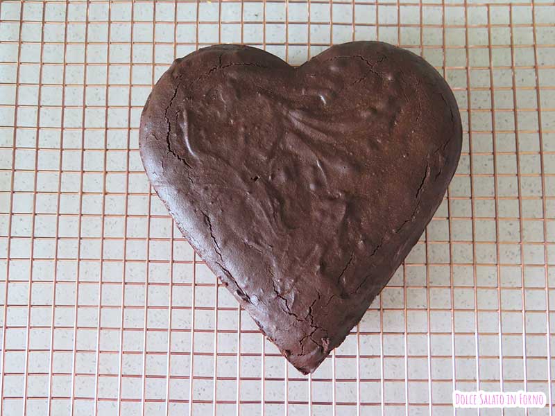 torta al cioccolato a forma di cuore